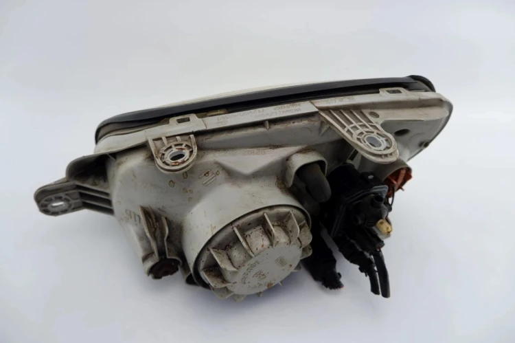 LAMPA PRAWY PRZÓD HYUNDAI SANTA FE (2000-2006)