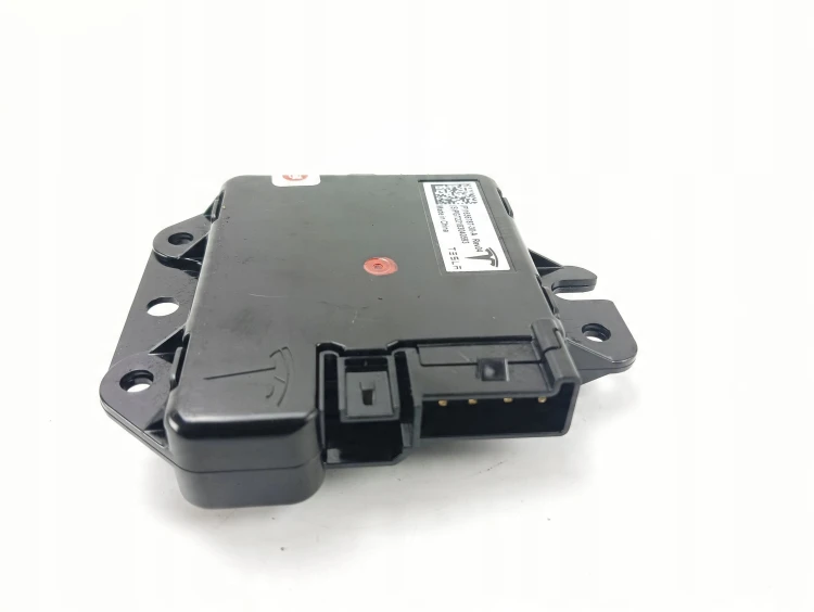 MODUŁ USB TESLA MODEL Y (2019-) LONG RANGE DUAL MOTOR 351KM 1656787-30-A