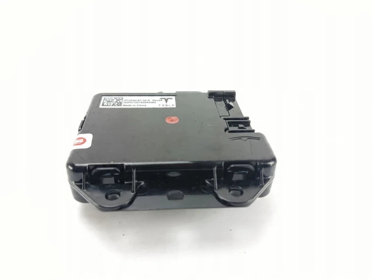 MODUŁ USB TESLA MODEL Y (2019-) LONG RANGE DUAL MOTOR 351KM 1656787-30-A