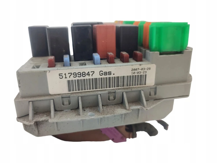 SKRZYNKA BEZPIECZNIKÓW FIAT LINEA (2007-2012) 1.4 8V 51799847