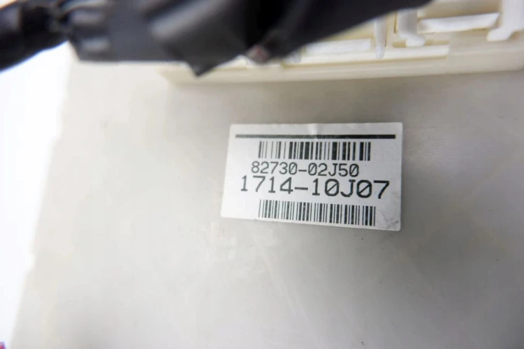 SKRZYNKA BEZPIECZNIKÓW TOYOTA AURIS LIFT (2009-2012) 1.6 16V 82730-02J50