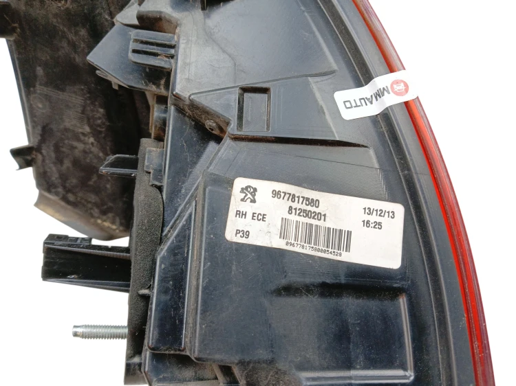 LAMPA PRAWY TYŁ PEUGEOT 308 II T9 (2014-2017) 1.6 BlueHDI 120KM 9677817580
