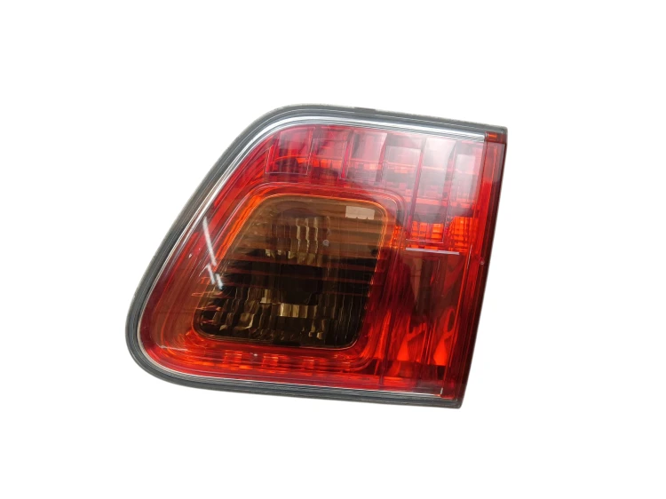 LAMPA PRAWY TYŁ W KLAPE TOYOTA AVENSIS T27 LIFT (2012-2015) 1.8 VALVEMATIC