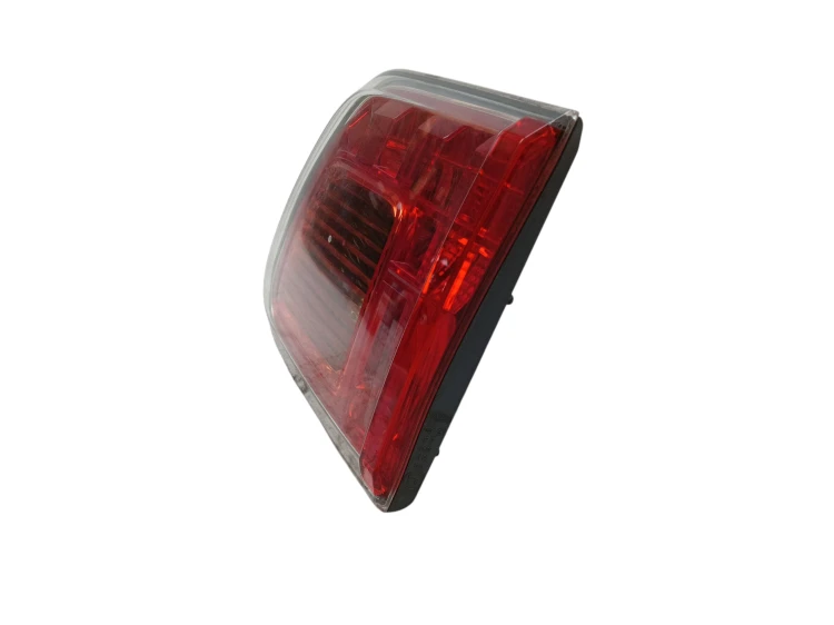 LAMPA PRAWY TYŁ W KLAPE TOYOTA AVENSIS T27 LIFT (2012-2015) 1.8 VALVEMATIC