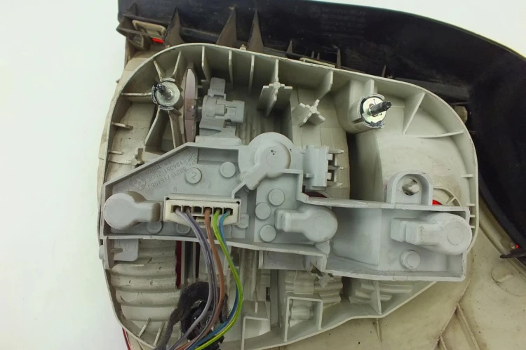LAMPA LEWY TYŁ BMW E81 LIFT(2007-2011) 116i N43B20 122KM