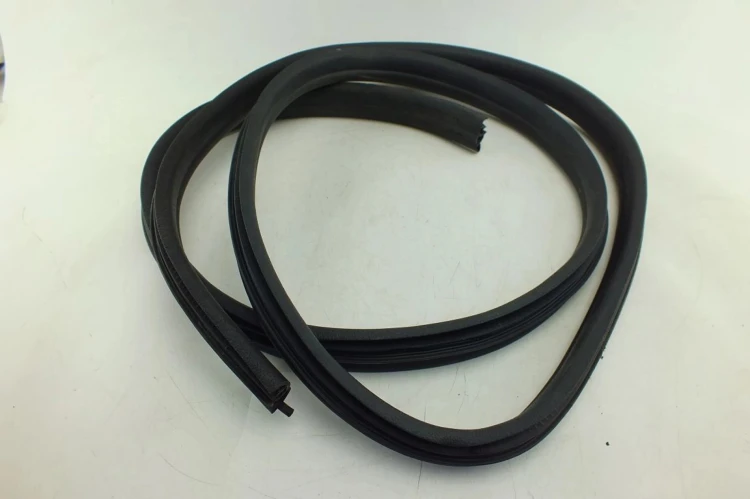 USZCZELKA DRZWI LEWY TYŁ DACIA DUSTER 1,5 DCI