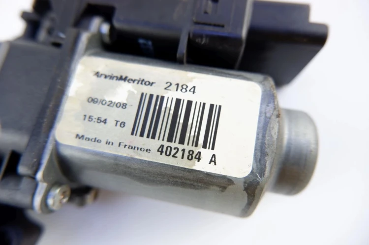 SILNICZEK WYCIERACZKI PRAWY PRZÓD KIA PRO CEED 1.6CRDI 402184A