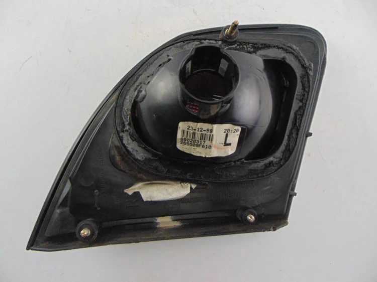 LAMPA PRAWY TYŁ W KLAPE NISSAN PRIMERA P11 89020317