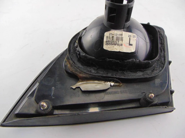 LAMPA PRAWY TYŁ W KLAPE NISSAN PRIMERA P11 89020317