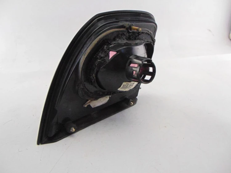 LAMPA PRAWY TYŁ W KLAPE NISSAN PRIMERA P11 89020317