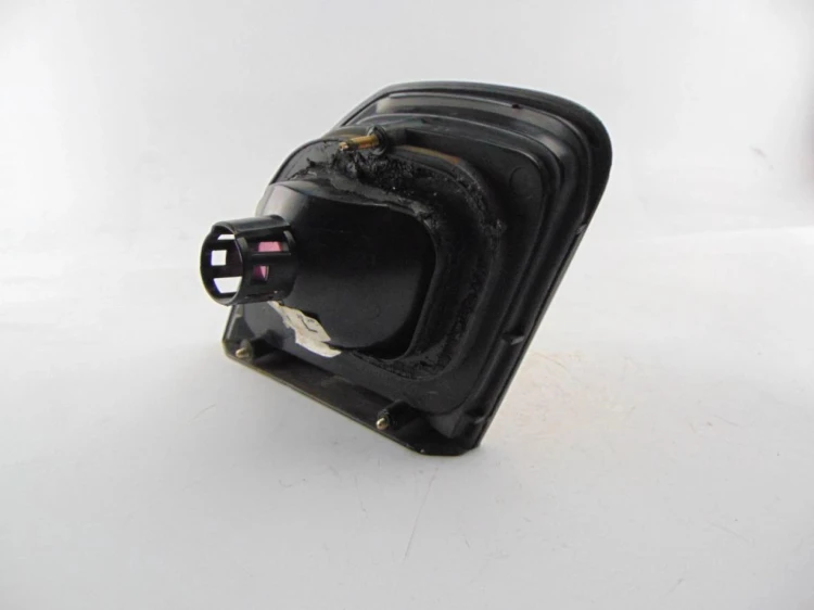 LAMPA PRAWY TYŁ W KLAPE NISSAN PRIMERA P11 89020317