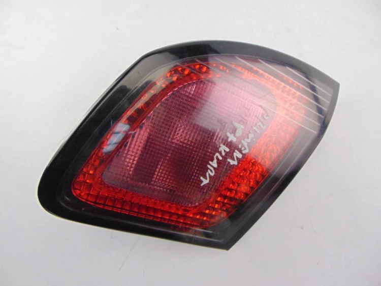 LAMPA PRAWY TYŁ W KLAPE NISSAN PRIMERA P11 89020317