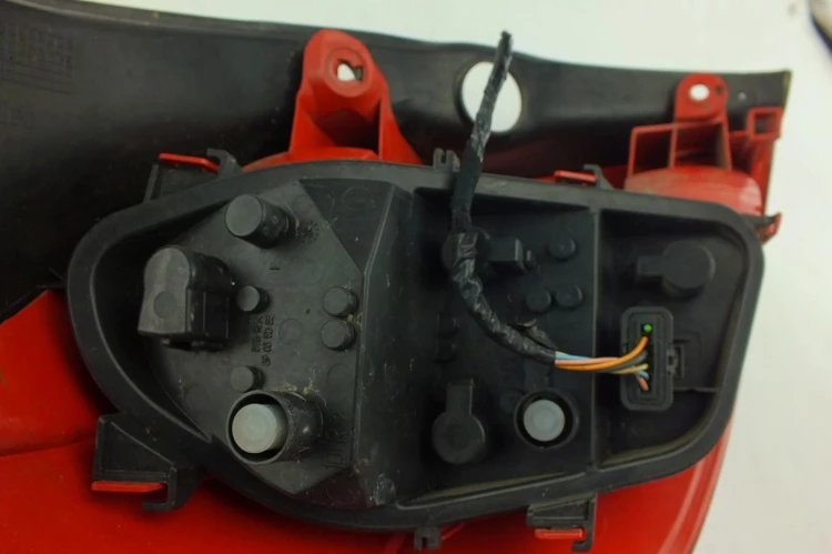 LAMPA PRAWY TYŁ RENAULT CLIO III (2005-2009) 1.6 16V