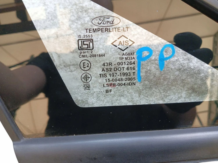 SZYBA KAROSERYJNA PRAWY PRZÓD FORD ECOSPORT II (2013-2017) 1.5 TI-VCT 110KM
