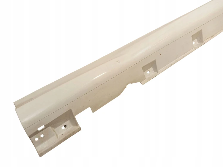 LISTWA PROGOWA PRAWA FORD FOCUS MK3 (2010-2014) KOMBI KOD LAKIERU 5B