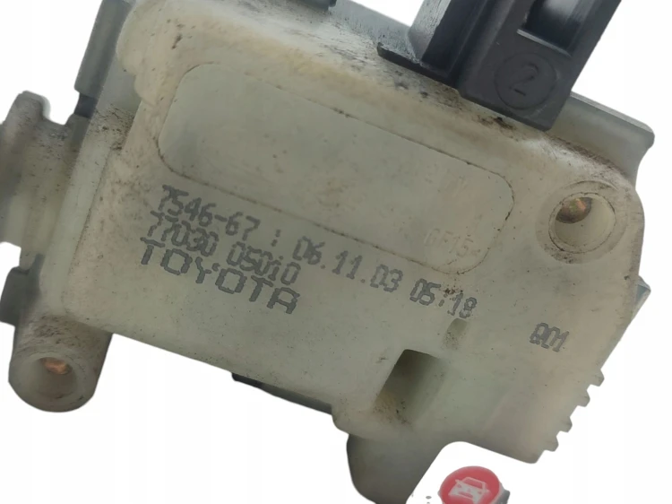 ZAMEK KLAPKI WLEWU PALIWA TOYOTA AVENSIS T25 (2003-2006) 2.0 D4D 116KM 7703