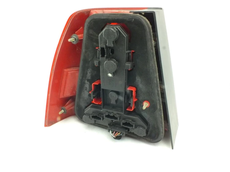 LAMPA PRAWY TYŁ VOLKSWAGEN BORA (1998-2005) 1.6