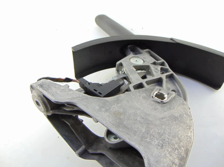 DŹWIGNIA HAMULCA RĘCZNEGO SEAT LEON II (2005-2012) 1.8 TSI 1K0711303H