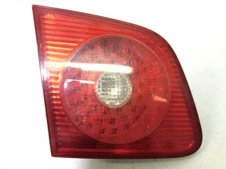 LAMPA PRAWY TYŁ W KLAPE VOLKSWAGEN PHAETON (2002-2006)