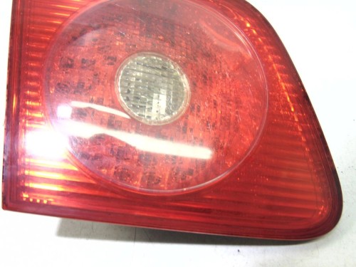 LAMPA PRAWY TYŁ W KLAPE VOLKSWAGEN PHAETON (2002-2006)