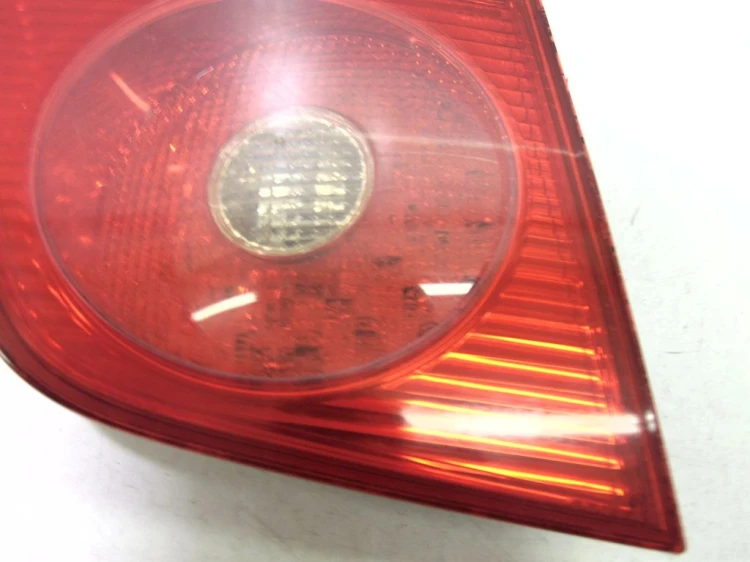 LAMPA PRAWY TYŁ W KLAPE VOLKSWAGEN PHAETON (2002-2006)