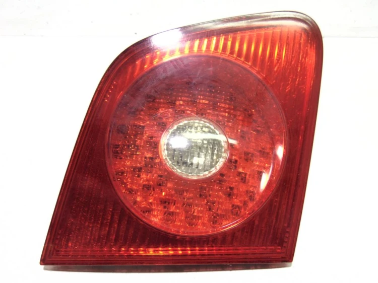 LAMPA PRAWY TYŁ W KLAPE VOLKSWAGEN PHAETON (2002-2006)