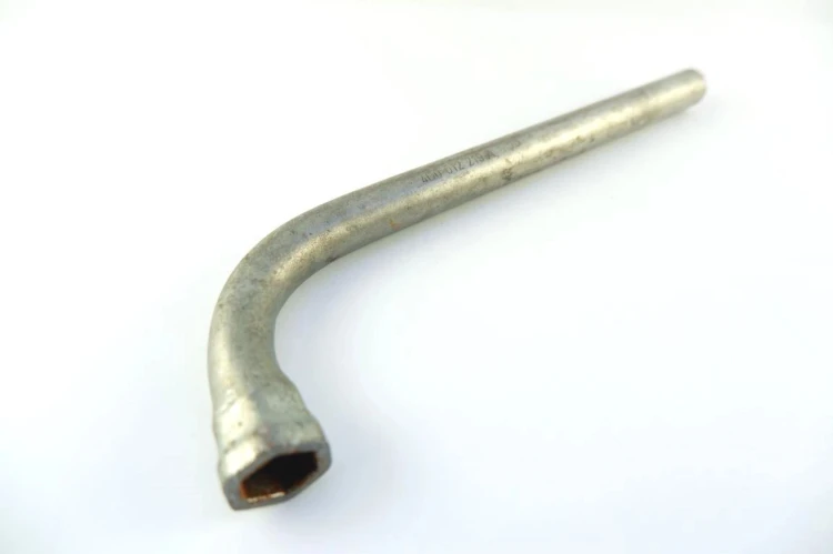 KLUCZ DO KÓŁ VOLKSWAGEN PASSAT B5 1.9TDI 4D0012219A