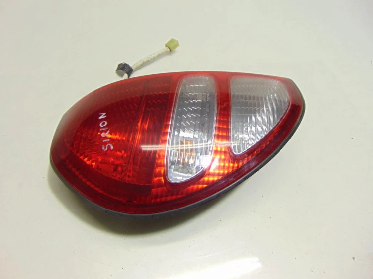 LAMPA LEWY TYŁ DAIHATSU SIRION 1.3