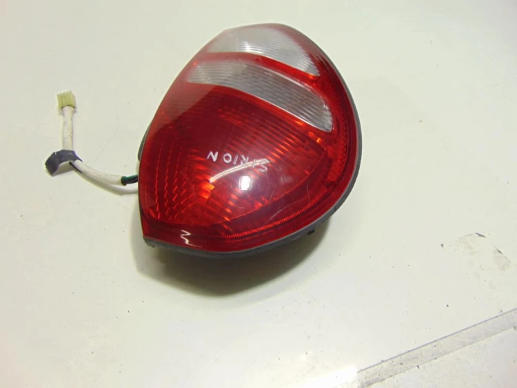 LAMPA LEWY TYŁ DAIHATSU SIRION 1.3