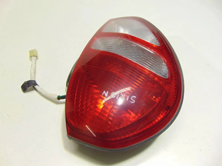 LAMPA LEWY TYŁ DAIHATSU SIRION 1.3