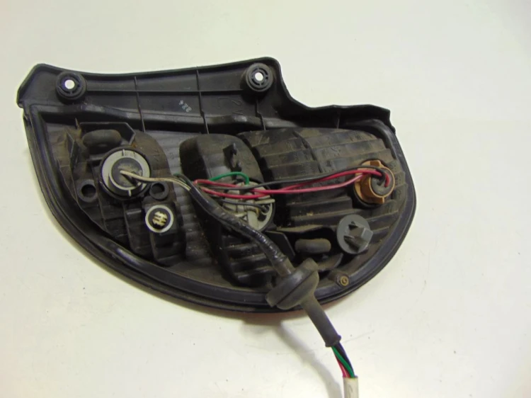 LAMPA LEWY TYŁ DAIHATSU SIRION 1.3