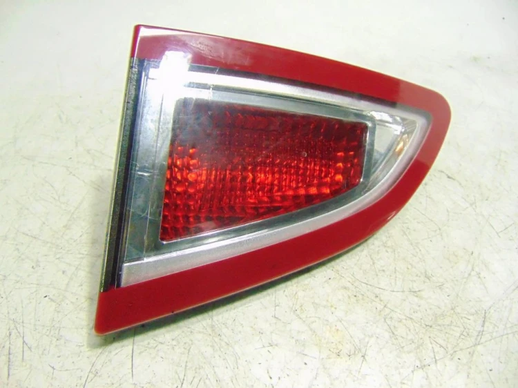 LAMPA PRAWY TYŁ W KLAPE RENAULT SCENIC III (2009-2013) 1.6 16V