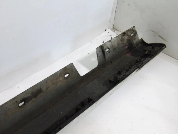LISTWA NAKŁADKA PROGU PRAWA BMW E90 LIFT (2008-2011) N47T 177KM