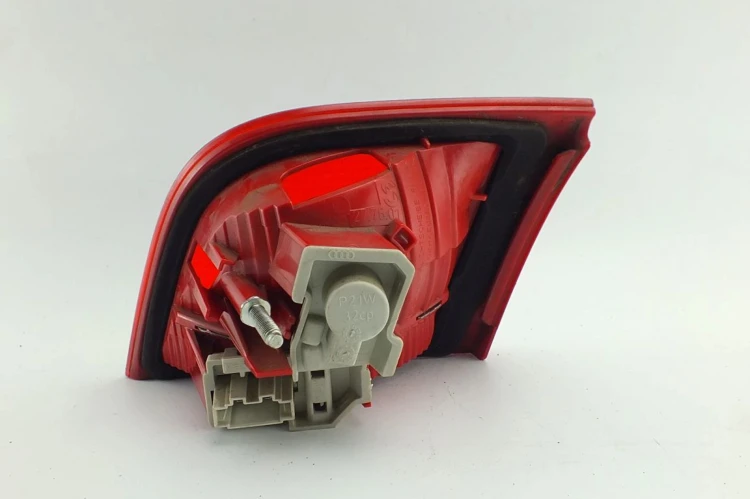 LAMPA LEWY TYŁ W KLAPE AUDI A3 8P (2004-2008) 1.6 8v
