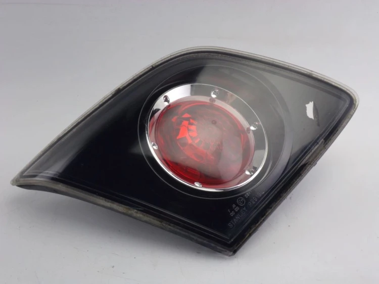 LAMPA LEWY TYŁ W KLAPE MAZDA 3 I (2003-2009) STANLEY P2913L