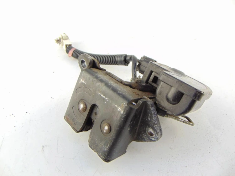 ZAMEK KLAPY BAGAŻNIKA TOYOTA COROLLA E12 2.0 D4D 101528-3000