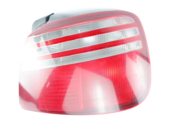 LAMPA PRAWY TYŁ HONDA ACCORD VI (1999-2000) 2.0 147