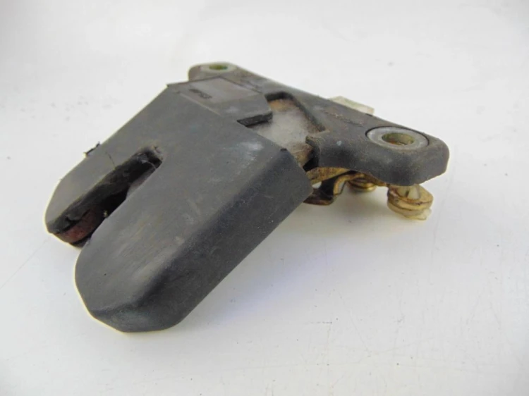 ZAMEK KLAPY BAGAŻNIKA VOLKSWAGEN PASSAT B5 1.8 20v 3B5827505