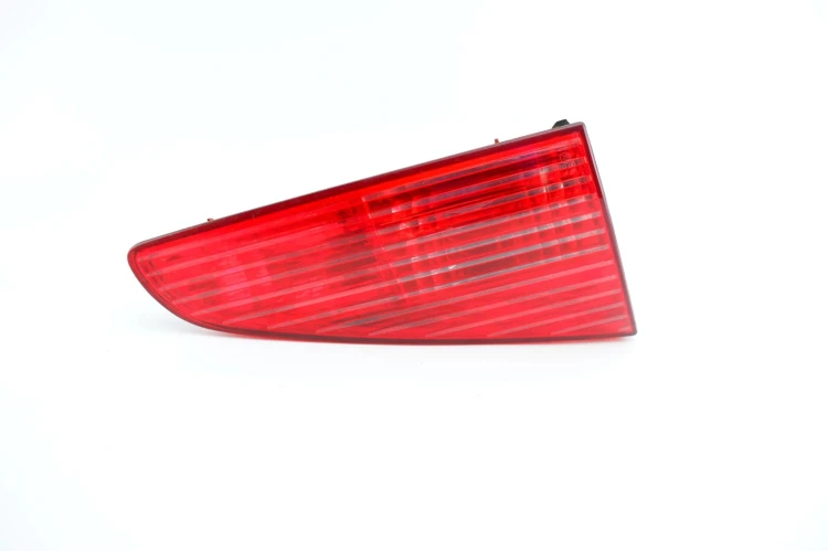 LAMPA LEWY TYŁ W KLAPE PEUGEOT 607 (1999-2004)
