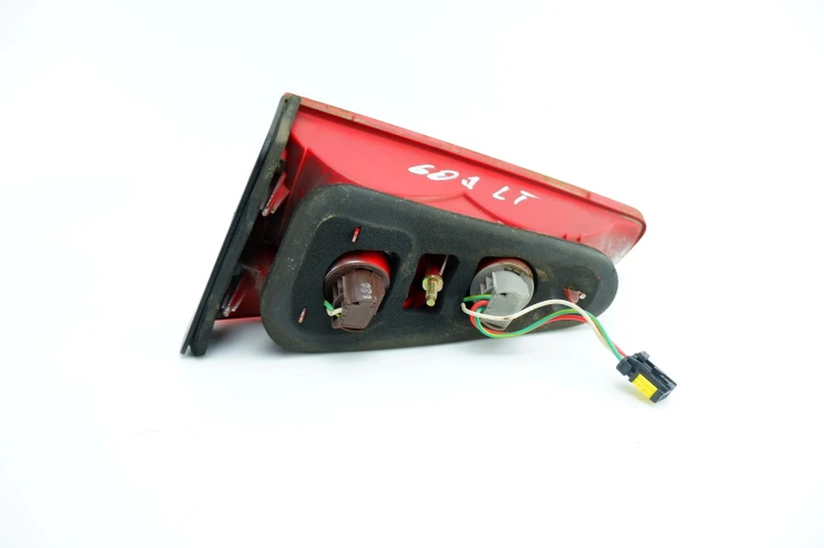 LAMPA LEWY TYŁ W KLAPE PEUGEOT 607 (1999-2004)