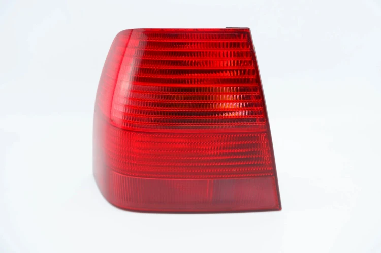 LAMPA LEWY TYŁ VOLKSWAGEN BORA (1998-2005) 1.6