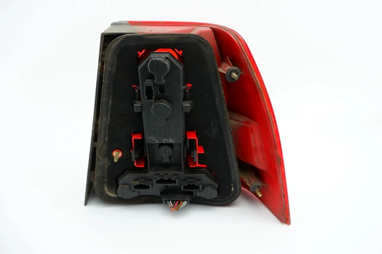 LAMPA LEWY TYŁ VOLKSWAGEN BORA (1998-2005) 1.6