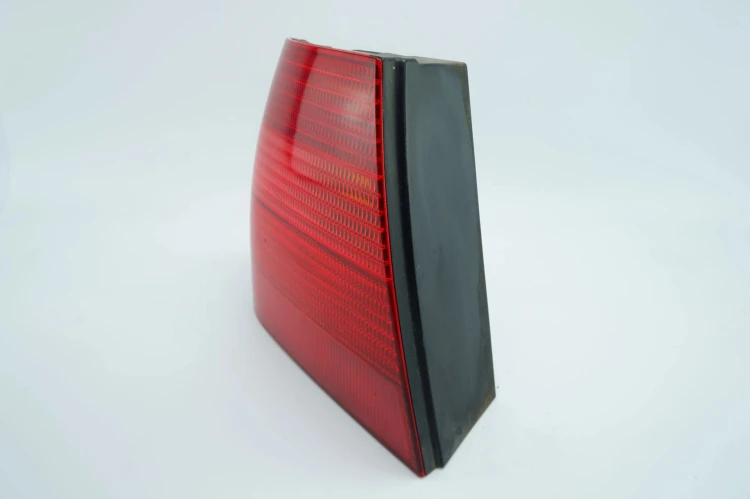 LAMPA LEWY TYŁ VOLKSWAGEN BORA (1998-2005) 1.6