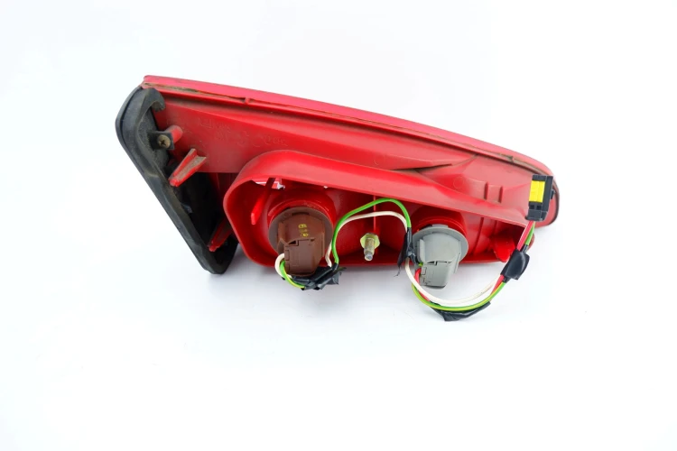 LAMPA PRAWY TYŁ W KLAPE PEUGEOT 607 (1999-2004) 2.0 16V