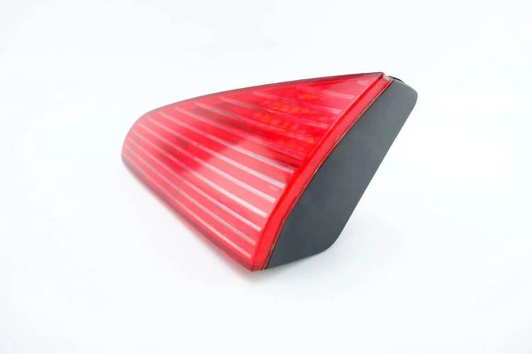 LAMPA PRAWY TYŁ W KLAPE PEUGEOT 607 (1999-2004) 2.0 16V