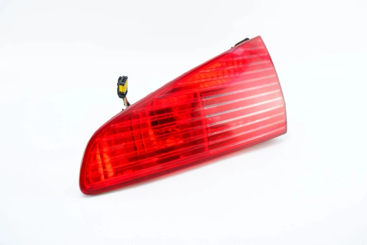 LAMPA PRAWY TYŁ W KLAPE PEUGEOT 607 (1999-2004) 2.0 16V