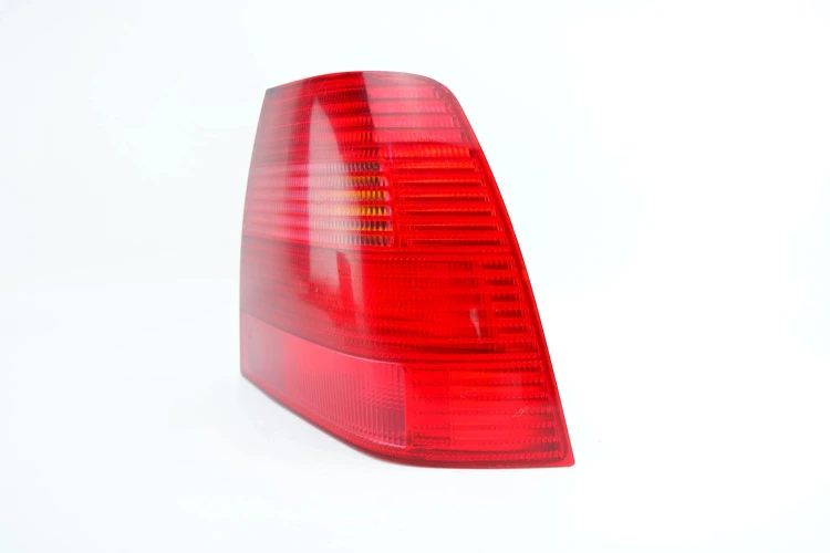 LAMPA PRAWY TYŁ VOLKSWAGEN BORA (1998-2005) 1.6
