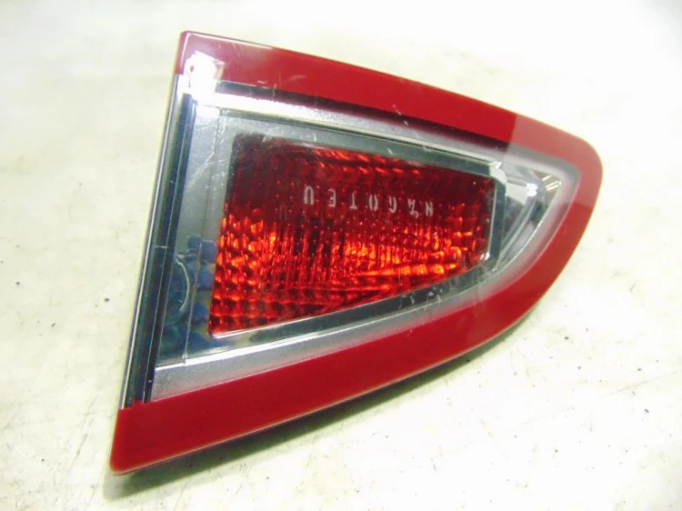 LAMPA PRAWY TYŁ W KLAPE RENAULT SCENIC III (2009-2013) 1.6 16V