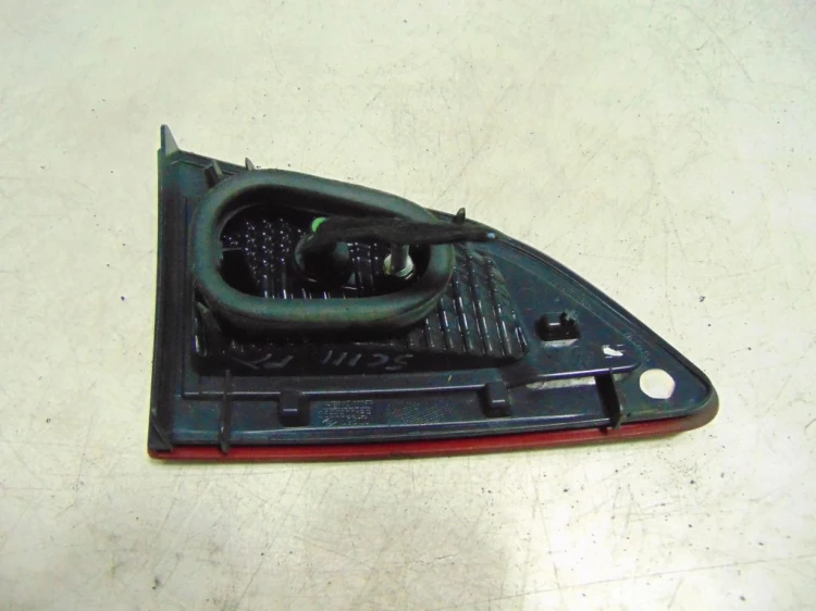 LAMPA PRAWY TYŁ W KLAPE RENAULT SCENIC III (2009-2013) 1.6 16V