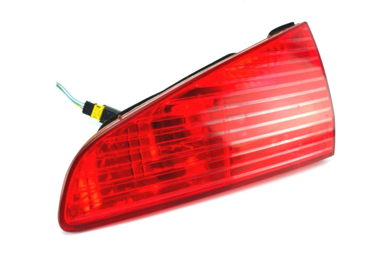 LAMPA PRAWY TYŁ W KLAPE PEUGEOT 607 (1999-2004)